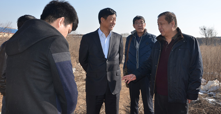 實(shí)地察看車站北街的斷頭路。.jpg